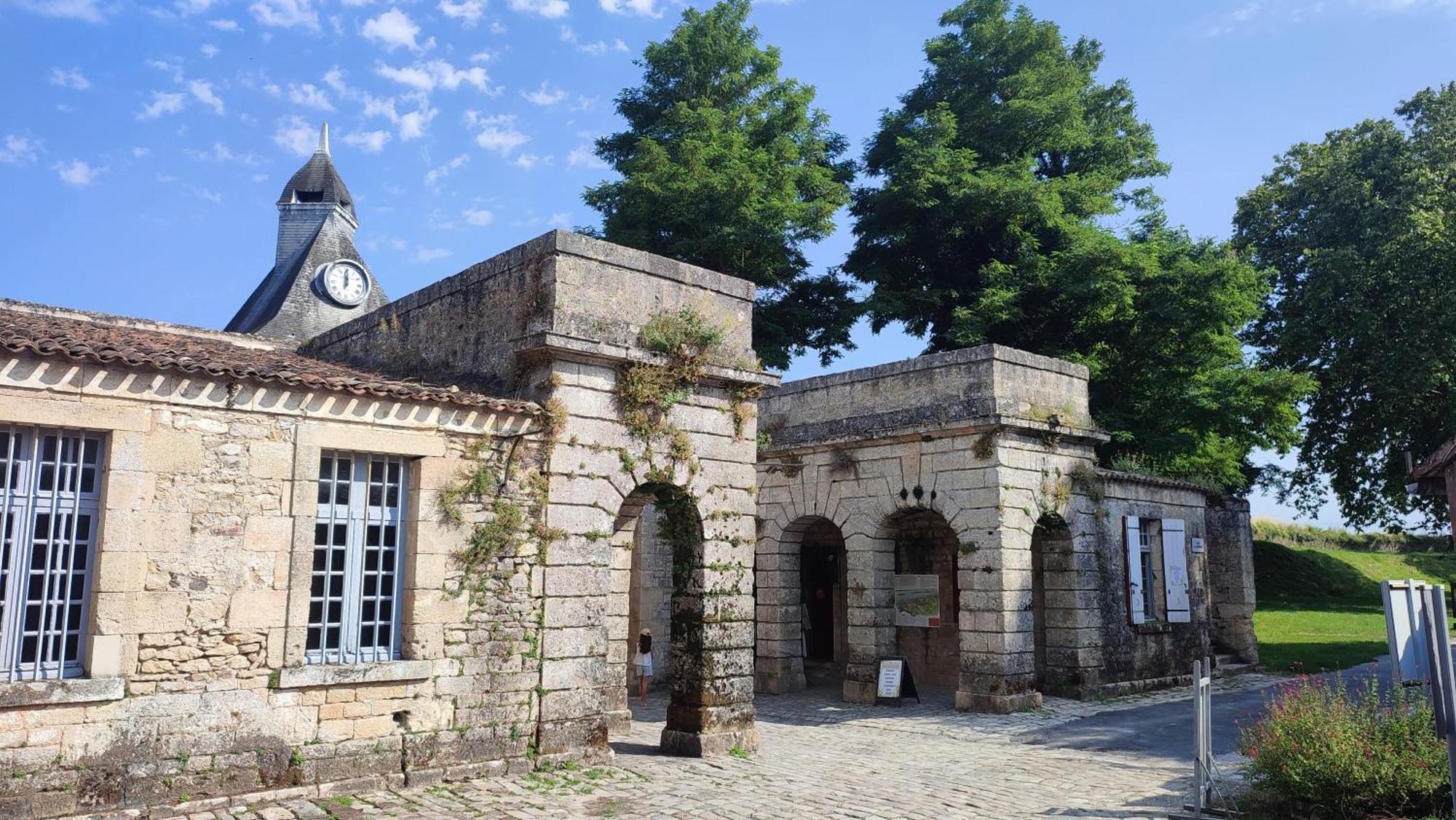 Maison Charmeilles - Gite Touristique - Coliving Fronsac  Esterno foto